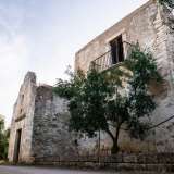 Dopo un altro quarto d�ora di cammino sbuchiamo in strada Vicinale S.Andrea. Qui ci imbattiamo in un complesso formato da due edifici adiacenti: una chiesetta e un palazzotto